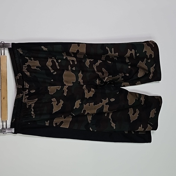 Batman small green and brown camo athletic shorts - Picture 4 of 6